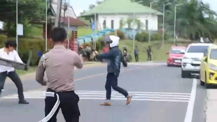 Aksi Pengendara Motor Bawa Sajam Kejar Polisi Saat Razia di Bengkulu