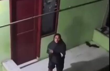 Viral Emak-Emak Mencurigakan Intip Rumah Kontrakan Jam 4 Pagi