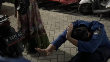 Petugas Damkar Gresik Viral Tangkap Ular Gaib, Warganet Sebut Sudah Seperti Dukun