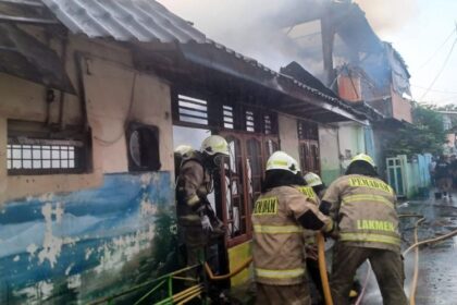 Kebakaran Jakarta Selatan Tewaskan Satu Orang, Lapak Rongsok dan Rumah Kontrakan Hangus