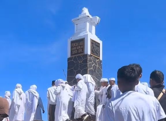 Viral Ritual Bulan Suro di Puncak Gunung Lawu, Polisi: Sudah Koordinasi dengan Perhutani