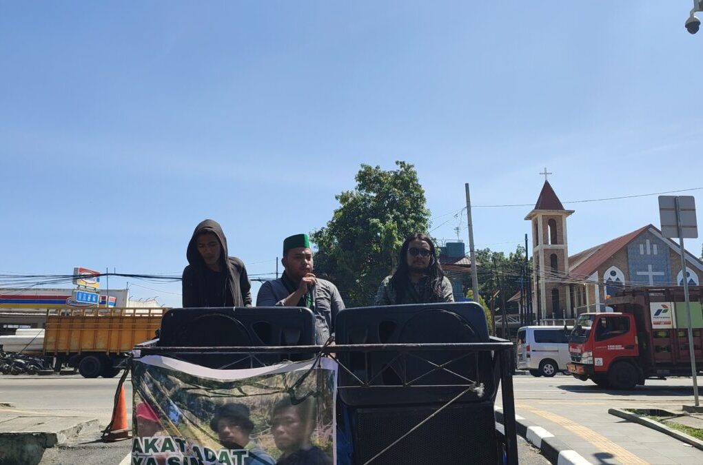 Sejumlah massa dari HMI Sumut bersama perwakilan masyarakat adat melakukan aksi demonstrasi di depan Mapolda Sumut, Jumat (18/7/2025). Mereka menuntut penghentian dugaan kriminalisasi terhadap pejuang masyarakat adat oleh Polres Simalungun.