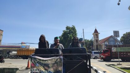 Sejumlah massa dari HMI Sumut bersama perwakilan masyarakat adat melakukan aksi demonstrasi di depan Mapolda Sumut, Jumat (18/7/2025). Mereka menuntut penghentian dugaan kriminalisasi terhadap pejuang masyarakat adat oleh Polres Simalungun.