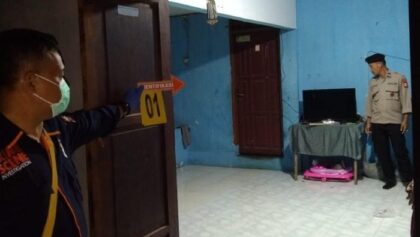 Foto: Polisi melakukan olah TKP penemuan 40 amunisi dalam rumah di Makassar. (dok. Istimewa)